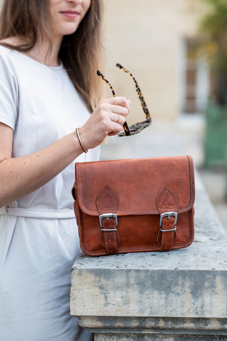 Sac bandoulière en cuir authentique fait main, Sac cuir bandoulière style mini cartable vintage, Sacoche bandoulière vintage cartable, BRUNO image 3