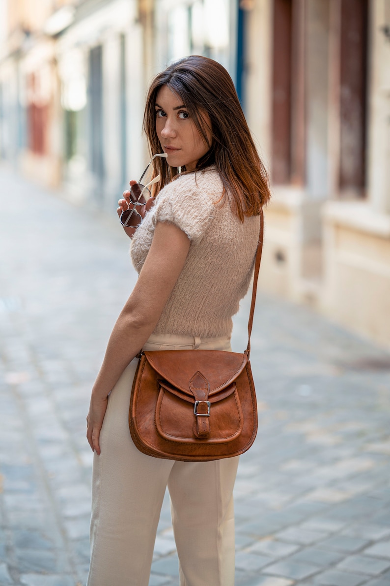 Sac bandoulière en cuir véritable marron pour femme, Sac cuir artisanal, Sac cuir vintage avec poches, Sac à main bandoulière cuir, CALIMA image 4