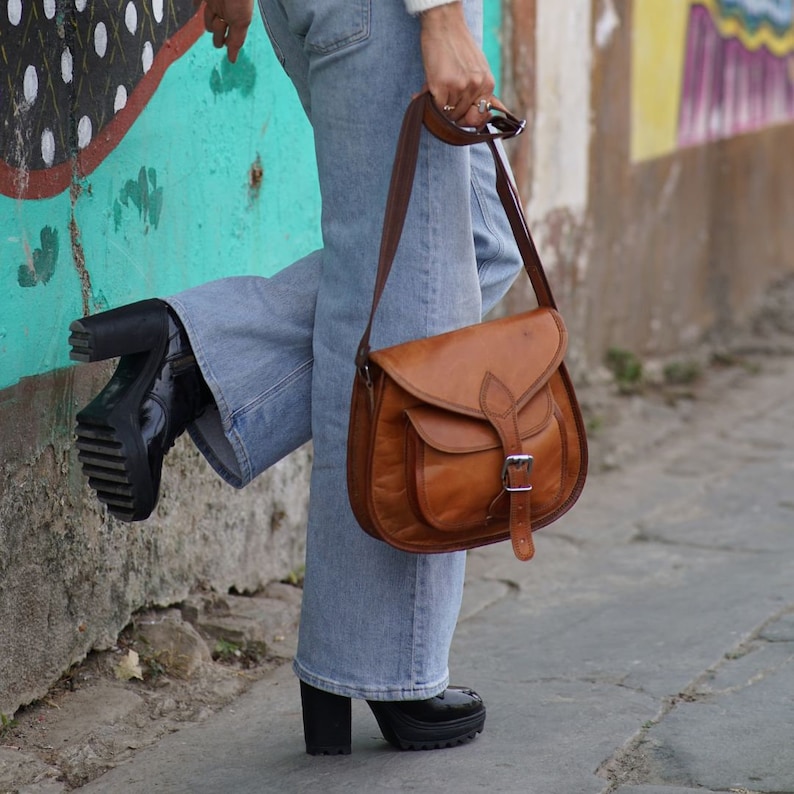 Sac bandoulière en cuir véritable marron pour femme, Sac cuir artisanal, Sac cuir vintage avec poches, Sac à main bandoulière cuir, CALIMA image 2