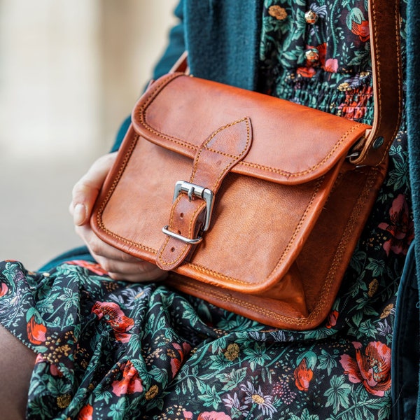 Sac bandoulière marron en cuir véritable au style vintage pour femme, Sac à main bandoulière cuir, Petit sac en cuir marron, SLIMI LOCK 1