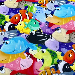 Könnte beinhalten: Ein farbenfroher Stoff mit einem sich wiederholenden Muster aus Comic-Fischen. Die Fische sind in verschiedenen Farben, darunter Blau, Grün, Gelb, Orange, Rot und Lila. Der Stoff ist perfekt für Bastelprojekte, wie zum Beispiel das Nähen von Taschen, Kissen oder Decken.