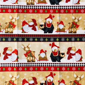Peut inclure: Un tissu beige avec un motif répété de lutins rouges et blancs, d'élans et de flocons de neige. Les lutins portent des chapeaux rouges et ont des barbes blanches. Les élans sont bruns et portent des écharpes rouges. Les flocons de neige sont blancs et sont dispersés dans tout le motif.