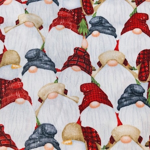 Può includere: Uno sfondo bianco con un motivo ripetuto di gnomi che indossano cappelli e sciarpe a quadri rossi e neri. Gli gnomi hanno barbe bianche e indossano cappelli di diversi colori.