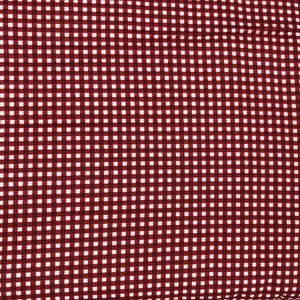 Peut inclure: Tissu gingham rouge et blanc à petits carreaux. Le tissu porte une étiquette indiquant "Cotton Screen Print Style P6886".