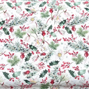 Può includere: Un tessuto bianco con un motivo ripetuto di fogliame invernale. Il design include aghi di pino verdi, foglie di agrifoglio, bacche rosse e delicati fiori rosa e bianchi. L'estetica generale è festosa e stagionale.