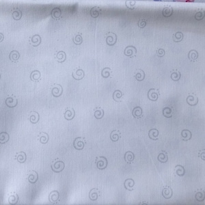 Könnte beinhalten: Weißer Stoff mit einem sich wiederholenden Muster aus kleinen, hellgrauen Wirbeln.