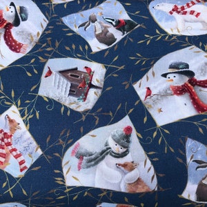 Può includere: Un tessuto blu con un motivo ripetitivo di immagini bianche a forma di rombo. Ogni immagine presenta una scena invernale con un pupazzo di neve, una volpe, un uccello, un coniglio e un tasso. Le immagini sono contornate d'oro.