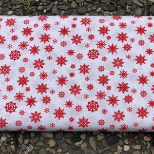 Patchworkstof Nordic Noel van Jim Shore, katoenen stof "Crème/rode sneeuwvlokken" van Benartex