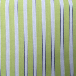 Könnte beinhalten: Ein Stoff mit abwechselnden Streifen in Hellgrün und Weiß. Die Streifen sind dünn und gleichmäßig verteilt.