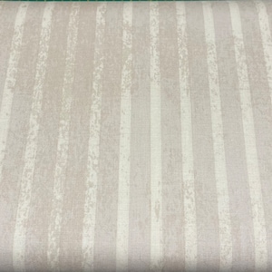 Puede incluir: Tela rayada blanca y gris claro con un sutil patrón texturizado. La tela tiene una textura suave, similar al lino.