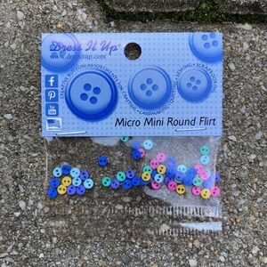 Könnte beinhalten: Eine Packung kleiner, runder, bunter Knöpfe mit der Aufschrift "Micro Mini Round Flirt". Die Knöpfe befinden sich in einem durchsichtigen Plastikbeutel und eignen sich perfekt zum Basteln, Kartenmachen, Quilten, Nähen und Scrapbooking.