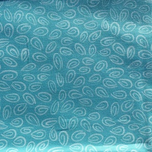 Puede incluir: Una tela azul con un patrón de remolino blanco.