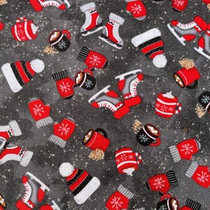 Könnte beinhalten: Ein sich wiederholendes Muster auf dunklem grauem Hintergrund mit winterlichen Illustrationen. Das Design umfasst rot-weiße Schlittschuhe, Fäustlinge, Tassen mit heißer Schokolade und Wintermützen. Die Fäustlinge und Mützen haben Schneeflocken.