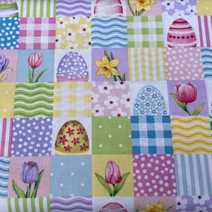 Könnte beinhalten: Ein Patchwork-Stoff mit einem sich wiederholenden Muster aus Ostereiern, Blumen und geometrischen Formen in Pastellfarben. Der Stoff bietet eine Vielzahl von Texturen, darunter Punkte, Streifen und Karomuster.