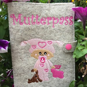 Moederpaspoorthoes van wolvilt met een roze babymotief
