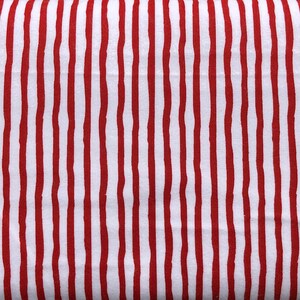 Könnte beinhalten: Rot-weiß gestreiftes Stoff mit einem welligen Muster. Der Stoff ist eine Baumwollmischung und eignet sich perfekt zum Quilten, Nähen und Basteln.