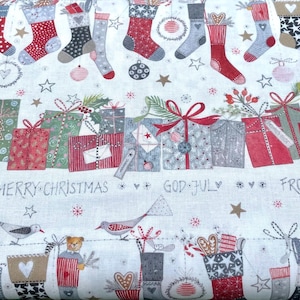 Può includere: Tessuto bianco con un motivo ripetuto di calze rosse e bianche, regali e uccelli. Il tessuto ha il testo "Merry Christmas", "God Jul", "Frohes Fest" e "Gese-Fest" stampato su di esso.