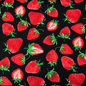 Puede incluir: Tela negra con un patrón repetido de fresas rojas. Las fresas están en varias posiciones y algunas están cortadas por la mitad.