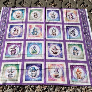 Può includere: Tessuto viola con un motivo ripetuto di 16 quadrati. Ogni quadrato presenta un animale fantastico diverso che indossa un cappello da mago e tiene una bacchetta o un libro. Gli animali includono gufi, gatti, conigli e volpi. Il tessuto ha uno sfondo bianco con un bordo viola.