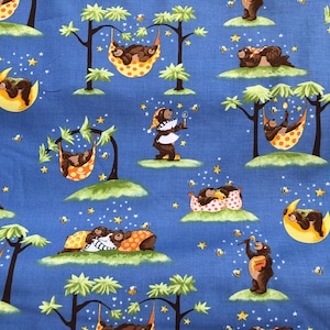 Könnte beinhalten: Blauer Stoff mit einem sich wiederholenden Muster von Cartoon-Bären. Die Bären schlafen in Hängematten, auf Wolken und auf Mondsicheln. Bäume, Sterne und Bienen sind ebenfalls im Design enthalten.
