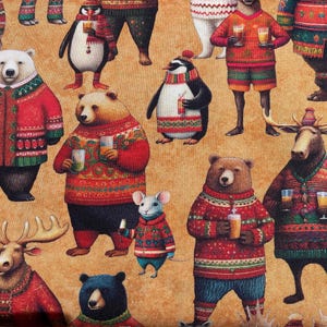 Può includere: Un'illustrazione stravagante presenta vari animali, tra cui orsi e pinguini, che indossano maglioni rossi festivi. Ogni animale tiene in mano un bicchiere di birra, su uno sfondo caldo e dorato. L'immagine evoca un tema accogliente e festivo.