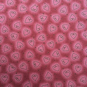 Könnte beinhalten: Ein rosa Stoff mit einem sich wiederholenden Muster aus schwarzen umrandeten Herzen. Die Herzen haben ein Wirbeldesign.
