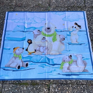 Könnte beinhalten: Ein blaues und weißes Stoffpanel mit einer fantasievollen Illustration von Eisbären und einem Pinguin. Die Eisbären sind in verschiedenen Posen dargestellt, darunter eine Mutterbärin mit ihren Jungen. Der Pinguin steht auf einem Stück Eis.