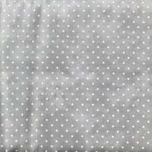 Peut inclure: Gros plan sur un tissu gris avec un motif de pois blancs espacés régulièrement. Le tissu a un aspect légèrement texturé, et les pois sont de taille et de forme uniformes. L'effet global est un design classique et simple.