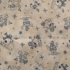 Peut inclure: Un tissu beige avec un motif répété de bonhommes de neige brodés en noir. Les bonhommes de neige sont dans différentes poses, certains tiennent un bâton, certains portent un chapeau et certains tiennent un seau. Il y a aussi de petites flocons de neige brodés en noir éparpillés sur le tissu.
