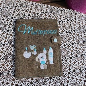 Mother&#39;s passport cover made of wool felt with clothesline