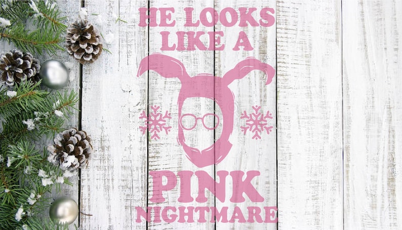 Pode incluir: Um fundo de madeira branco com um gr&aacute;fico rosa de uma pessoa vestindo uma fantasia de coelho rosa com o texto "Ele parece um pesadelo rosa". O gr&aacute;fico &eacute; cercado por flocos de neve. Um ramo de pinho com pinhas e enfeites prateados est&aacute; no lado esquerdo da imagem.