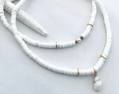 Surfer choker white gold or black gold, Heishi necklace with shell or freshwater pearl, polymer clay surfer pearl necklace