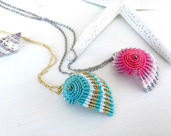 Shell necklace, boho style jewelry, boho-chic shell necklace, summer jewelry, beach and sea, stainless steel chain with macrame pendant