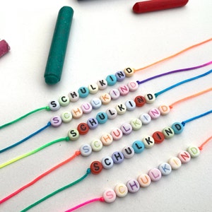 Armband Schulkind in bunt, mit Karte endlich Schulkind, rosa oder blau, Geschenkidee für Mädchen oder Jungen zur Einschulung