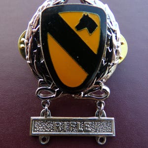 US Army 1st Cavalry Division Expert Marksman Rifle Badge Pin