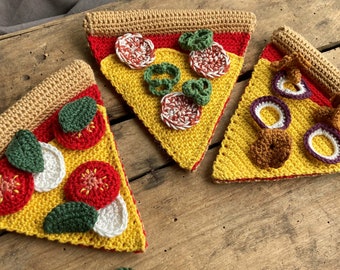 gehäkeltes Stück Pizza für Kinderküche und Kaufmannsladen *  Montessori * Handmade * gehäkelte Lebensmittel für Spielküche