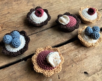 crocheted little cake, sweets for children's kitchen and grocery store * Montessori * Handmade * crocheted food for play kitchen