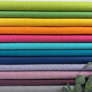 Könnte beinhalten: Ein Stapel von 10 Stoffmustern in verschiedenen Farben, darunter Grün, Gelb, Orange, Rosa, Türkis, Blau, Marine, Lila, Burgunderrot und Grau. Jedes Muster hat ein kleines weißes Punktmuster.