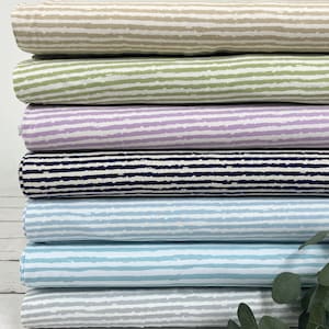 Pu&ograve; includere: Un set di sei campioni di tessuto con diversi motivi a righe. I campioni sono di vari colori, tra cui beige, verde, viola, blu navy, blu chiaro e grigio.