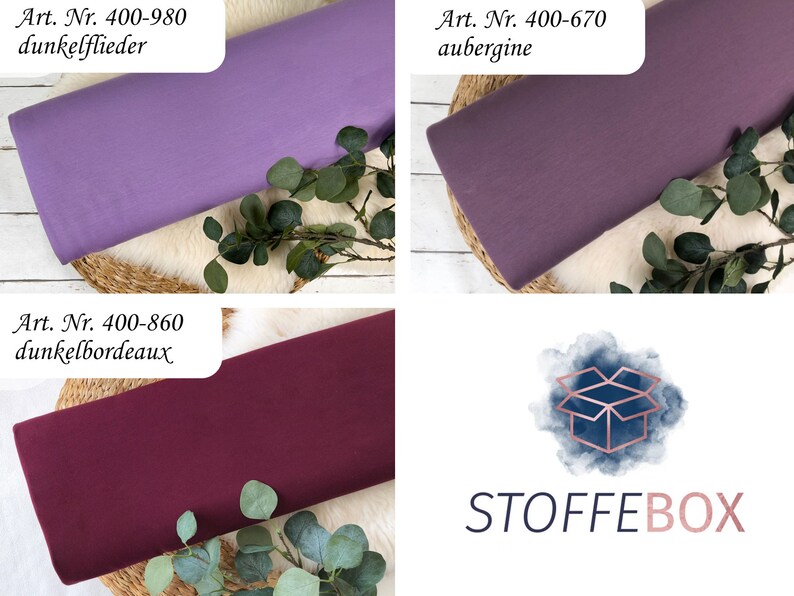 Puede incluir: Tres muestras de tela en diferentes tonos de morado. La muestra superior es de color morado claro y est&aacute; etiquetada como "Art. Nr. 400-980 dunkel flieder". La muestra del medio es de color morado oscuro y est&aacute; etiquetada como "Art. Nr. 400-670 aubergine". La muestra inferior es de color burdeos oscuro y est&aacute; etiquetada como "Art. Nr. 400-860 dunkel bordeaux". Las muestras se muestran sobre una superficie blanca con una base de madera y hojas verdes.