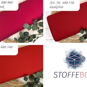 Puede incluir: Tres muestras de tela en diferentes tonos de rojo. La muestra superior izquierda est&aacute; etiquetada como "Art. Nr. 400-960 dunkelpink", la muestra superior derecha est&aacute; etiquetada como "Art. Nr. 400-530 dunkelrot", y la muestra inferior izquierda est&aacute; etiquetada como "Art. Nr. 400-540 rot". Las muestras se muestran sobre una superficie tejida con hojas verdes.