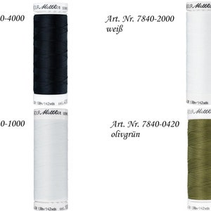 Pode incluir: Quatro rolos de fio em cores diferentes: preto, branco, cru e verde oliva. Cada rolo tem o texto "Art. Nr. 7840" seguido de um número e um nome de cor em alemão.