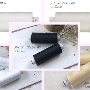 Könnte beinhalten: Fünf Garnrollen in verschiedenen Farben: Ecru, Wollweiß, Schwarz, Weiß und Bast. Die Rollen sind mit der Artikelnummer und dem Farbnamen in Deutsch beschriftet.