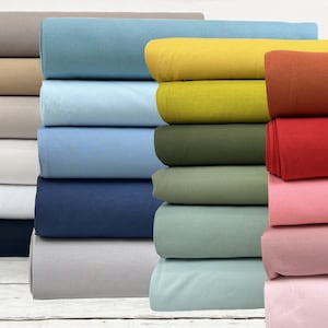 Puede incluir: Un rollo de tela de 10 colores diferentes. Los colores son beige, azul claro, amarillo, naranja, rojo, rosa, verde claro, verde oscuro, gris y azul marino.