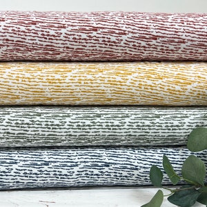 Può includere: Quattro rotoli di tessuto bianco con diversi motivi astratti di colori diversi. I motivi sono composti da linee sottili in tonalità di rosso, giallo, verde e blu.