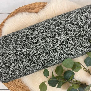Jersey fabric – leopard print animal print in ecru, dusty rose, light grey, olive green, denim blue – Oeko-Tex Standard 100 No. 201 – from 50 cm hell olivgrün -320