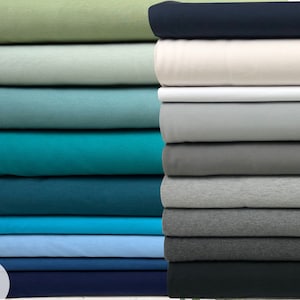 Puede incluir: Un conjunto de 18 muestras de tela de diferentes colores. Las muestras están dispuestas en dos columnas, la columna de la izquierda presenta tonos de azul y verde, y la columna de la derecha presenta tonos de gris y blanco.