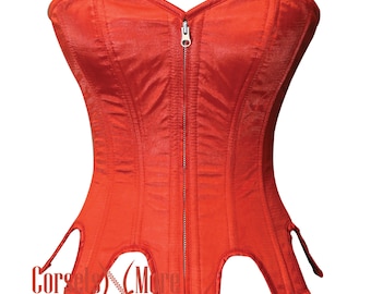 Op de afbeelding: Een rood satijnen korset met een rits aan de voorkant en baleinen. Het korset heeft een sweetheart-halslijn en een puntige taille.