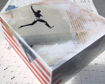 diversión en la playa! Collage de técnica mixta sobre bloque de madera