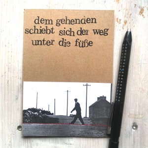 Le chemin est poussé sous les pieds de ceux qui marchent - carte-lettre imprimée et cousue à la main